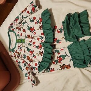 GIRL'S SIZE 12-18 MONTHS GRINCH OUTFIT
